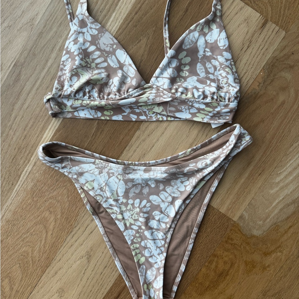 NWOT Aerie Bikini Set medium top & large bottoms